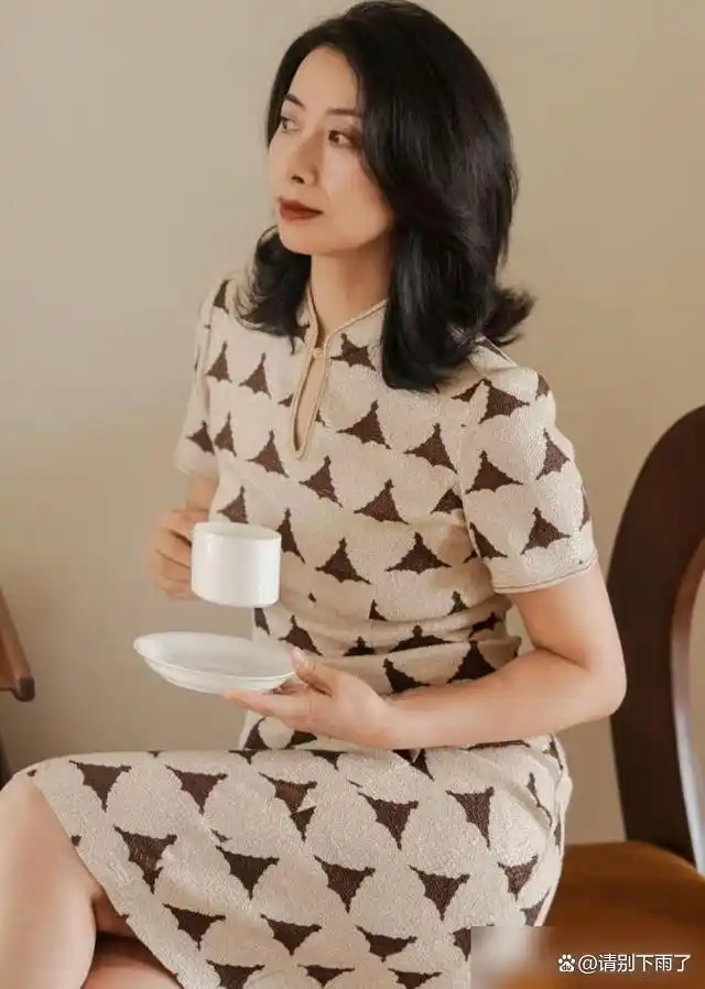 女明星齐肩卷发_优雅气质发型_中年女性齐肩卷发