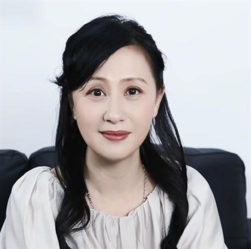 抽烟明星美女是谁_女明星抽烟美_抽烟的女明星视频