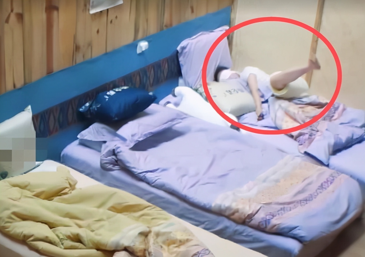 女星奇葩睡姿揭秘_女明星睡姿照片_杨超越宋茜林允许佳琪周迅