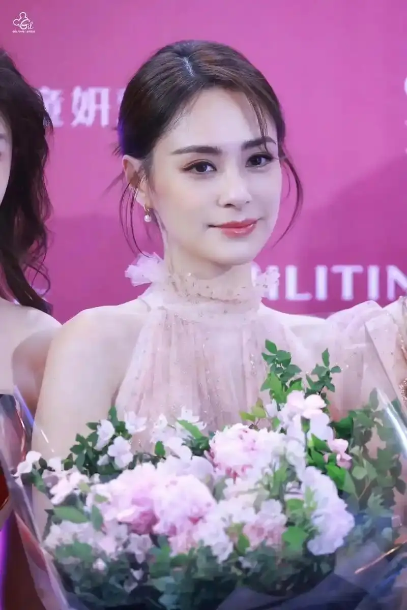 朱茵身高153cm演技颜值惊艳_女明星身高与颜值不匹配_娱乐圈哪些女名星很矮