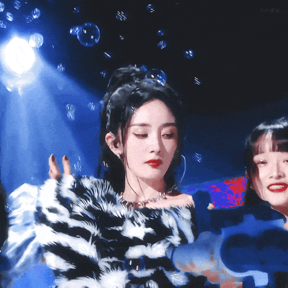 刘亦菲LV内衣造型争议_刘亦菲辣妹穿搭被骂辣眼睛_华语女明星内衣