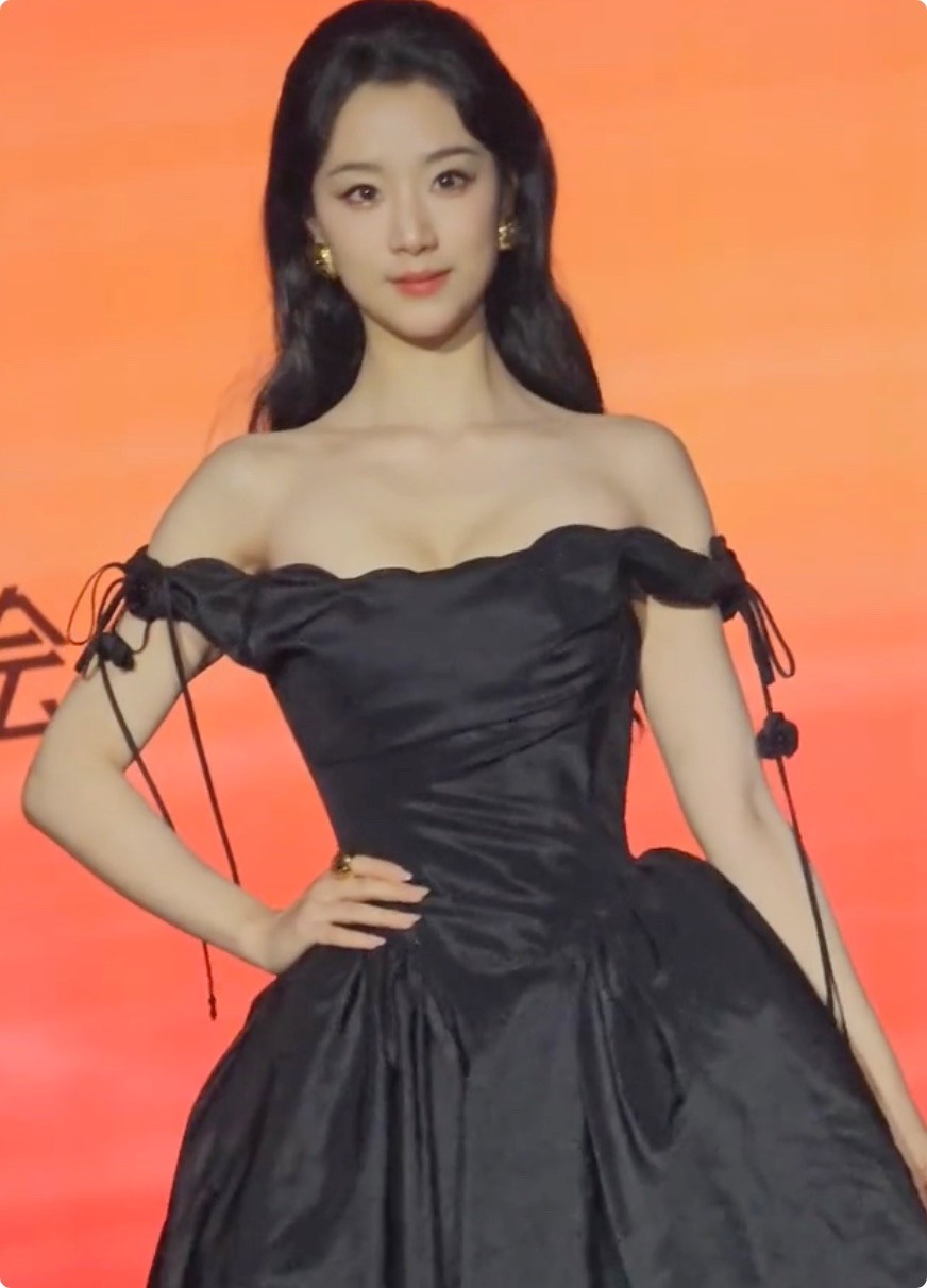 女明星 发型_短剧演员红毯造型_短剧红毯穿搭分析